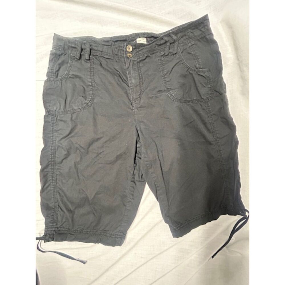 Y2K Utility Low Rise Black Cargo Capris with Floral Button Detail – Size 10